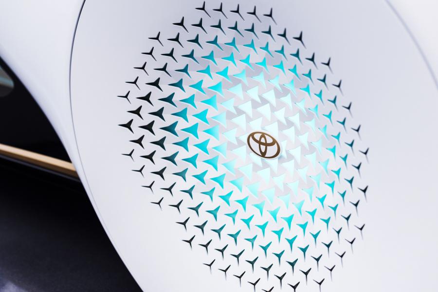 Детали интерьера Toyota Concept-i 2017 года  (фото 42 из 45)